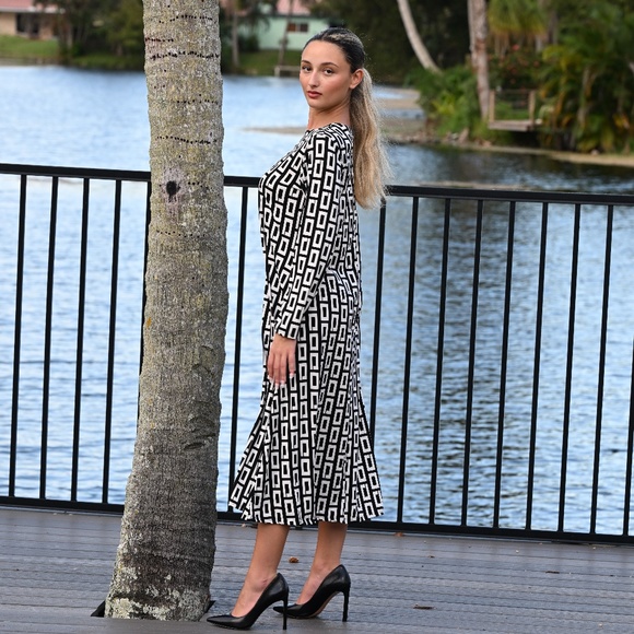 DEVORAH'S SECRET Modest Midi Dress Geometric Black & White / Regular& Plus sizes - Picture 3 of 5